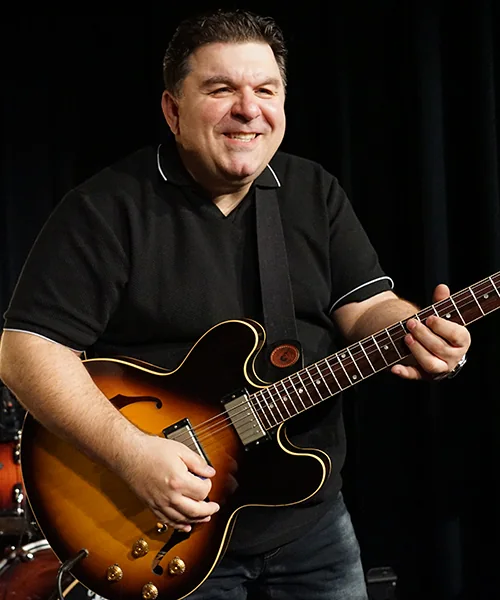Mani Pristas an der Gitarre